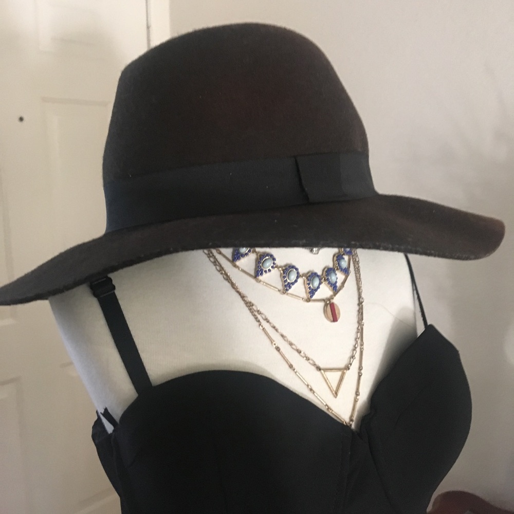 Hat 🎩 - Picture 2 of 3